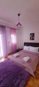 Un dormitorio con una cama grande con dos almohadas encima. en Ellie's Hospitality, en Édessa