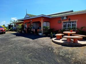 Το κτήριο όπου στεγάζεται  η παραθεριστική κατοικία