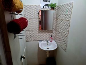 Ένα μπάνιο στο Ruths Guest House Private 1 Bedroom Home +9 φωτογραφίες