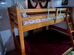 Μία ή περισσότερες κουκέτες σε δωμάτιο στο Ruths Guest House Private 1 Bedroom Home