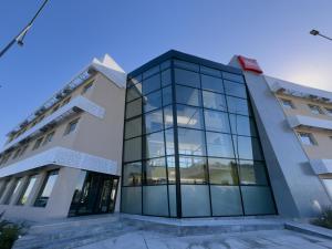 biurowiec ze szklanymi oknami w obiekcie Ibis Puerto General San Martin w mieście San Lorenzo