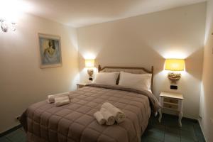 Un dormitorio con una cama grande con toallas. en Blue Goose Apartment, en Ronciglione