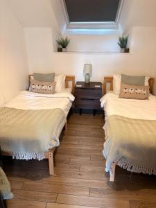 En eller flere senge i et værelse på Calm country cottage