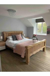 En eller flere senge i et værelse på Calm country cottage + 16 billeder