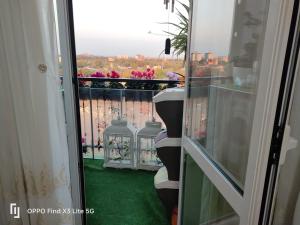 a room with a balcony with green flooring at Квартира люкс в Милане (Appartamento di lusso a Milano) in Sesto San Giovanni