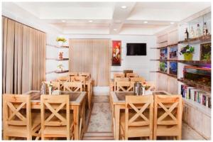 TV/trung tâm giải trí tại Lotus# Grand Heritage S-Pool Premium class Beach Front Hotel In Puri