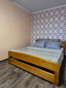 敖德萨Frantsuzky Bulvar 22А, клиника Филатова的卧室内的木架床