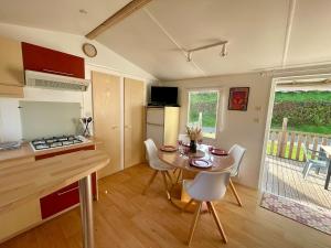 Η κουζίνα ή μικρή κουζίνα στο Location 4 personnes Petit-Caux