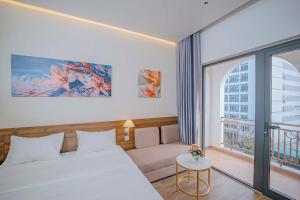 เตียงในห้องที่ RosaLie Quảng Bình Hotel
