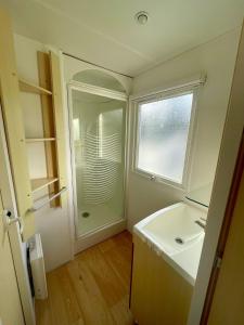 Ένα μπάνιο στο Location 4 personnes Petit-Caux