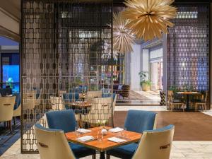 une salle à manger avec une table et des chaises dans l'établissement Fairmont Hotel Vancouver, à Vancouver