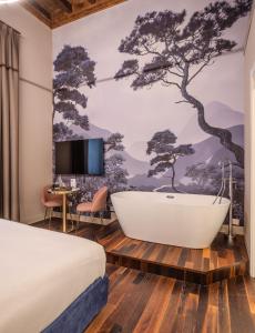 een slaapkamer met een bed en een bad bij La Maison de Ville & Suite in Piacenza