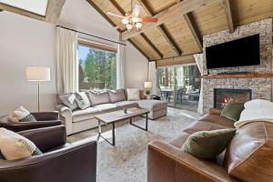 Una sala de estar con un sofá y una chimenea. en 2 Landrise, en Sunriver