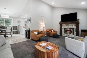 サンリヴァーにある2 Killdeerのソファと暖炉のあるリビングルーム