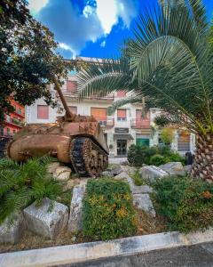 eine Statue eines Tanks vor einem Gebäude in der Unterkunft Hotel Continental Cassino in Cassino