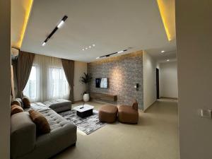 Una sala de estar con un sofá y una chimenea. en SIO APARTMENTs, en Lekki
