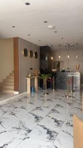 um átrio com piso em mármore e uma escadaria em Diamond Jardin em Riade