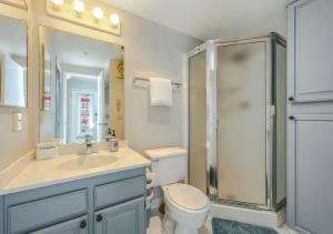 une salle de bain avec un lavabo et une douche dans l'établissement Alley's 22, à Hood River 12 autres photos