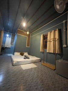 a bedroom with a bed in a blue room at Vannana House Ko Lanta in Ko Lanta
