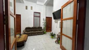 TV a/nebo společenská místnost v ubytování First Guest House Syariah