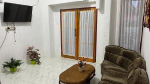 TV a/nebo společenská místnost v ubytování First Guest House Syariah + 6 fotografií