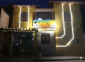 a building with a sign that reads villa nova at Pousada Vida Nova Barreirinhas MA in Barreirinhas