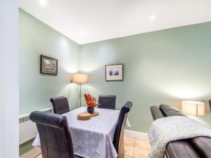 una sala da pranzo con tavolo e sedie di Riding Cottage - Uk37449 a Pateley Bridge