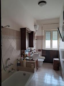 a bathroom with a tub and a sink and a toilet at appartamento con balcone in Carpineto Romano