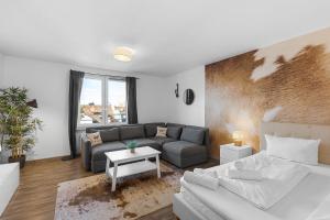 una sala de estar con un sofá y una mesa en Mitten in Kempten - Großzügig - Tolles Design, en Kempten