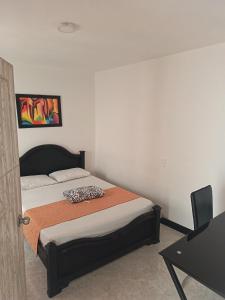a bedroom with a bed and a desk at Hotel Confort Boutique in Rionegro