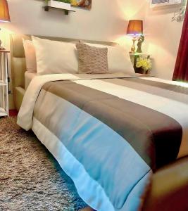 Una cama grande en una habitación con en Cebu Sweet Staycation 1 bedroom condo, en Cebú