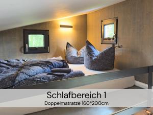 GroßharthauにあるTinyHousebeiDresden unser größtes winziges Häuschen für bis zu 7 Personen, Kaminofen, große Terrasse - Nähe Sächsische Schweiz - Von Juni - September Mindestmietzeit 1 Woche Sa-Saのベッド2台(1室の棚に座る)