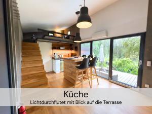 GroßharthauにあるTinyHousebeiDresden unser größtes winziges Häuschen für bis zu 7 Personen, Kaminofen, große Terrasse - Nähe Sächsische Schweiz - Von Juni - September Mindestmietzeit 1 Woche Sa-Saのキッチン(キッチンアイランド付)、リビングルーム