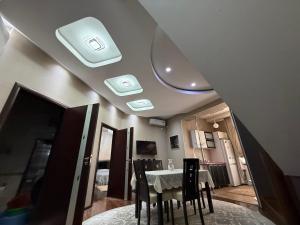 une salle à manger avec une table et des chaises dans l'établissement Luxury Apartments, à Douchanbé