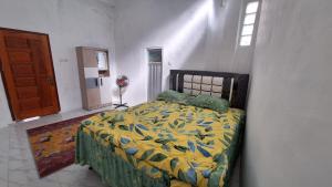 Postel nebo postele na pokoji v ubytování First Guest House Syariah