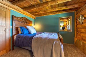 Postel nebo postele na pokoji v ubytování Rowland Log Cabin