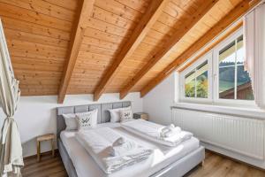 two beds in a room with a window at Kuschelige Ferienwohnung mit Balkon & Free Wifi in Buchenberg