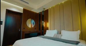 Ένα ή περισσότερα κρεβάτια σε δωμάτιο στο شاليهات روز الحديقة +23 φωτογραφίες