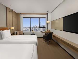 Ένα ή περισσότερα κρεβάτια σε δωμάτιο στο Swissotel Beijing Hong Kong Macau Center - 1 min to subway +77 φωτογραφίες