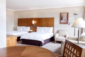una habitación de hotel con dos camas y una silla en Swissotel Quito, en Quito
