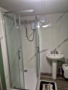 een badkamer met een douche en een wastafel bij 'Little Star' accommodation in Heathfield