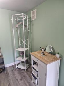 een kamer met een witte boekenplank en een bureau bij 'Little Star' accommodation in Heathfield