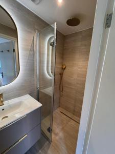 Ένα μπάνιο στο Sfeervolle B&B met eigen ingang en sanitair