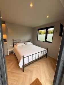 Ένα ή περισσότερα κρεβάτια σε δωμάτιο στο Sfeervolle B&B met eigen ingang en sanitair