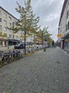 a group of bikes parked on a street at Ihr Premium-Zuhause auf Zeit Komfortabel Wohnen in Bestlage in Hannover +7 photos