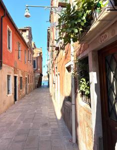 an empty street in an alley with buildings at Casa Dolce Forno in Venice