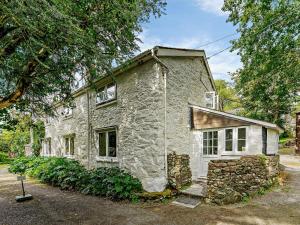 an old stone house is sitting on the street at 2 Bed in Machynlleth 93078 in Cemmaes