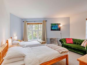 Un pat sau paturi într-o cameră la 3 Bed in Machynlleth 93080