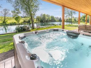 jacuzzi z widokiem na rzekę w obiekcie 3 Bed in Cullompton 96118 w mieście Willand