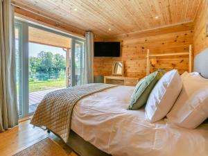 sypialnia z łóżkiem i dużym oknem w obiekcie 3 Bed in Cullompton 96118 w mieście Willand +19 zdjęć